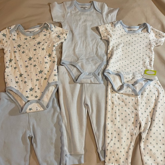Kiddiezoom Blue Star Print & Striped Baby Onesies & Pants Sets, Size 12 months - Picture 1 of 6